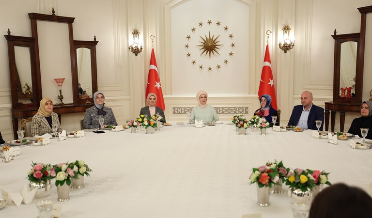 Emine Erdoğan Hanımefendi ve Bakanımız Mahinur Özdemir Göktaş “Gönül Elçileri” ile İftar Programına Katıldı