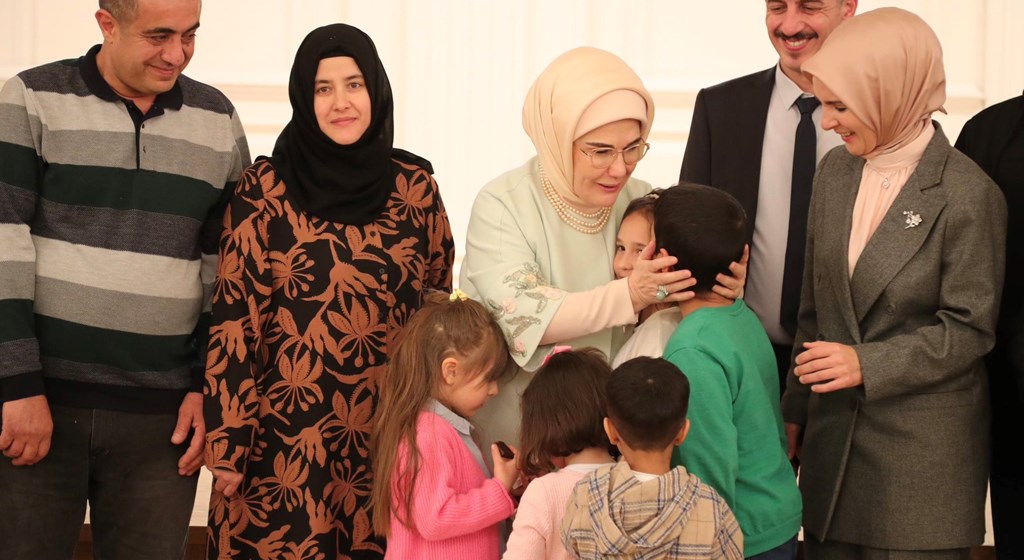 Sayın Emine Erdoğan Hanımefendi'nin himayelerinde Gönül Elçileri Projesi kapsamında koruyucu aileler ve 81 ilin vali eşlerinin katılımıyla Çankaya Köşkü'nde iftar düzenlendi.
