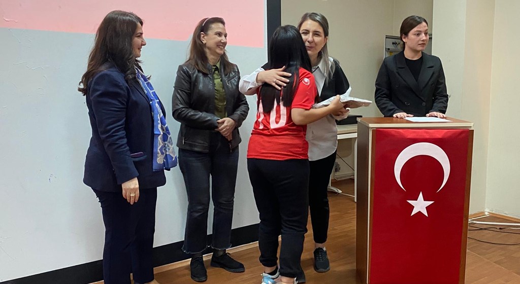 Sayın Valimizin eşi Elif MAKAS Hanımefendi ve İl Protokolü eşleri, ÇHGM tarafından düzenlenen Türkiye 6. Voleybol Şampiyonası'nın final maçlarına katılmaya hak kazanan çocuklarımıza ziyarette bulundular.
