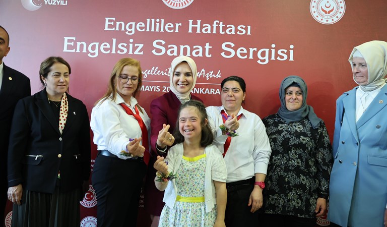 Aile ve Sosyal Hizmetler Bakanımız Göktaş, Meclis'te engelli öğrencilerin resim sergisini gezdi