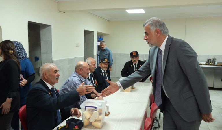 Halk Ozanları ve Gazilerden Huzurevi Sakinlerimize Anlamlı Ziyaret: Gönüllerince Eğlendiler