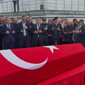 Kıbrıs Gazimiz Cemil Aydın Askeri Törenle Son Yolculuğuna Uğurlandı - fotoğraf 2
