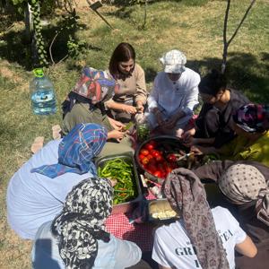 Şube Müdürümüz Sayın Hasret ÖZ ve hayırseverimiz Mediha KUŞDEMİR ile birlikte çocuk kuruluşumuzda kışlık yiyecek hazırlığı gerçekleştirildi. - fotoğraf 2