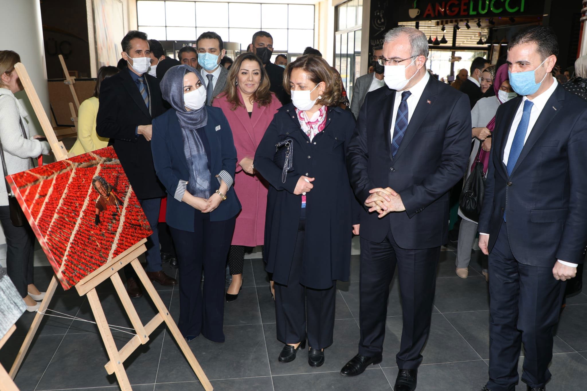 Elazığ’da ‘Kadın ve Yaşam’ konulu fotoğraf yarışması eserleri sergilendi - fotoğraf 3