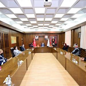 İl Müdürümüz Ömer Turan 8 Mart Dünya Kadınlar Günü nedeniyle farklı meslek gruplarından kadınlarımız ile Valimiz Sayın Hüseyin Aksoy’u ziyaret ettiler - fotoğraf 3