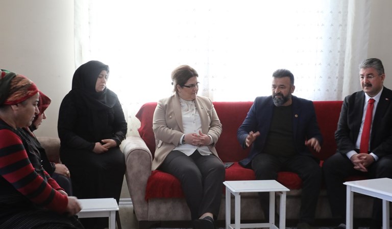 Bakanımız Sayın Derya Yanık öldürülen Azra Gülendam Haytaoğlu’nun Osmaniye’deki ailesini ziyaret etti
