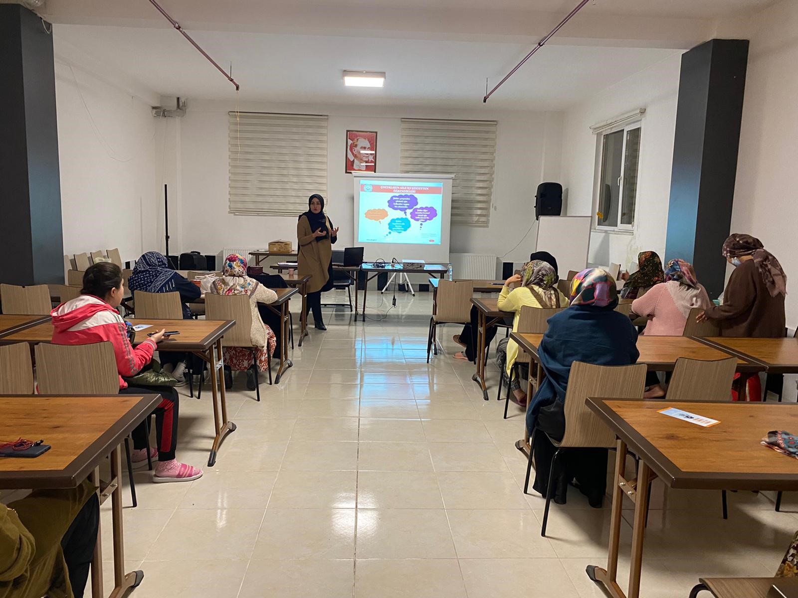 Hatuniye Yurdu Öğrencilerine Aile İçi ve Kadına Yönelik Şiddetle Mücadele Eğitimi Düzenlendi