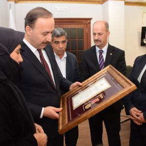 Şehidimizin Değerli Ailesine Devlet Övünç Madalyasını Takdim Ettik. - fotoğraf 3