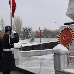 18 Mart Şehitleri Anma Günü ve Çanakkale Zaferi'nin 107. Yıl Dönümü Münasebetiyle Çelenk Sunma Töreni Düzenlendi. - fotoğraf 2