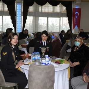 18 Mart Şehitleri Anma Günü ve Çanakkale Zaferi’nin 107. Yıldönümü münasebetiyle Erzincan Valiliği ve İl Müdürlüğümüz tarafından, Şehit aileleri ve Gazilere yönelik yemek programı düzenlendi.  - fotoğraf 2