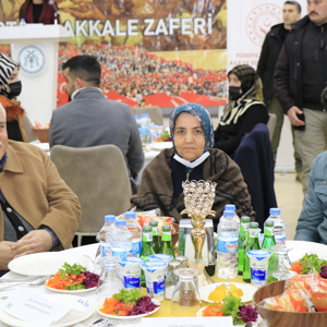 18 Mart Şehitleri Anma Günü ve Çanakkale Zaferi’nin 107. Yıldönümü münasebetiyle Erzincan Valiliği ve İl Müdürlüğümüz tarafından, Şehit aileleri ve Gazilere yönelik yemek programı düzenlendi.  - fotoğraf 7