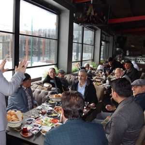 İL MÜDÜRÜMÜZ HUZUREVİ YAŞLILARIMIZ İLE SABAH KAHVALTISINDA BİR ARAYA GELDİ - fotoğraf 1