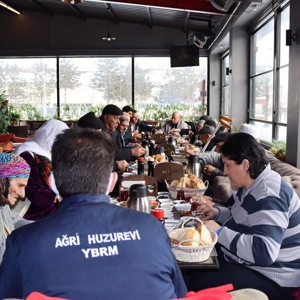 İL MÜDÜRÜMÜZ HUZUREVİ YAŞLILARIMIZ İLE SABAH KAHVALTISINDA BİR ARAYA GELDİ - fotoğraf 5