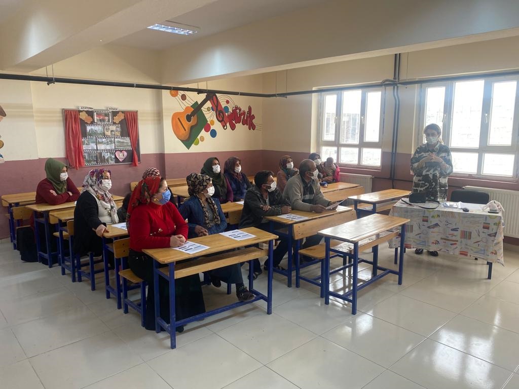 Altınözü Sosyal Hizmet Merkezi tarafından Sarıbük Mehmet Nazım Halefoğlu İlköğretim 5. Sınıf velilerine “Erken Yaşta ve Zorla Evliliklerle Mücadele” konulu seminer verildi.