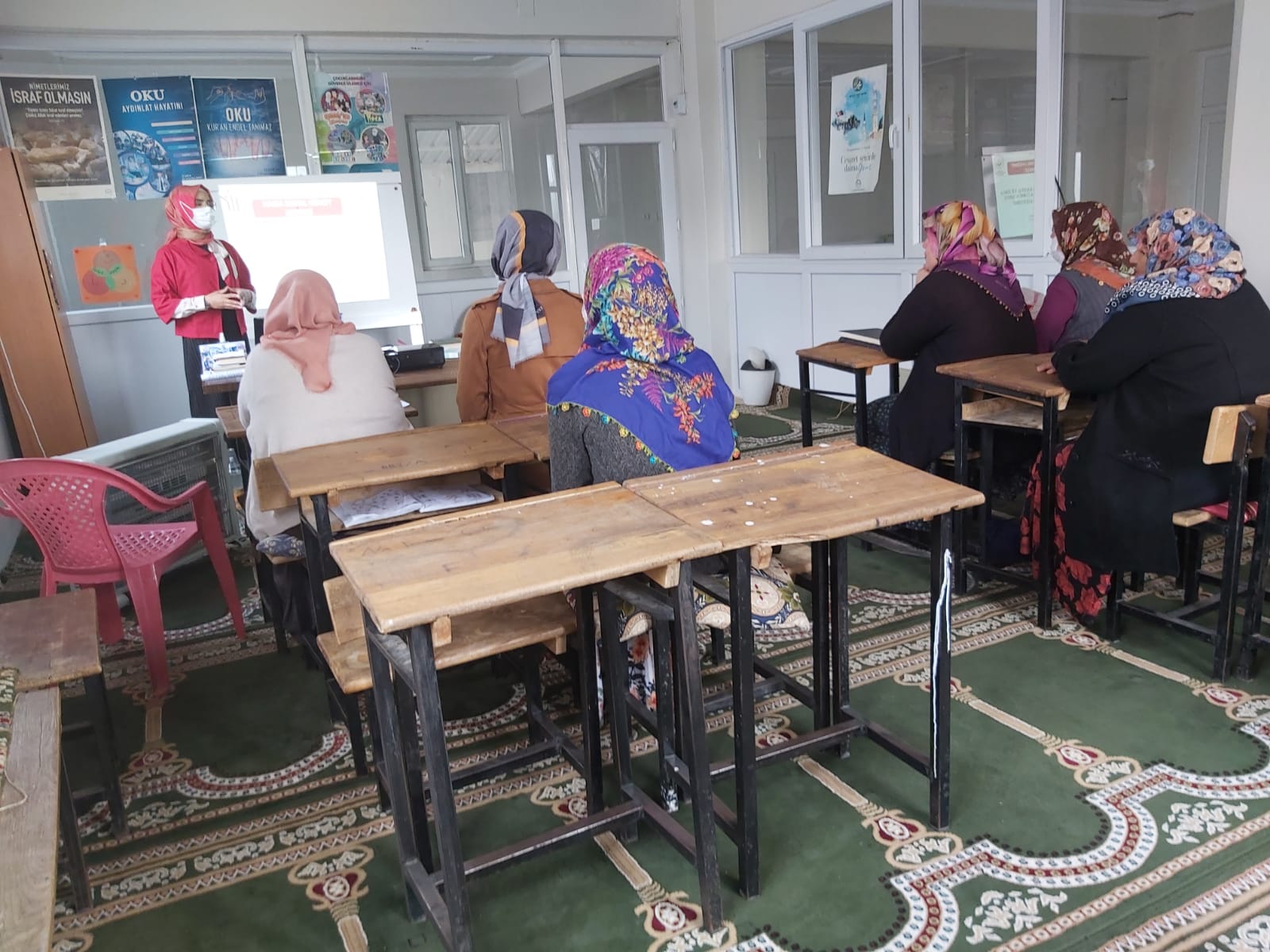 Hassa Sosyal Hizmet Merkezi tarafından Hassa/Aktepe Beyazıt-ı Bestami Kadın Kuran Kursu yararlanıcılarına ‘’Kadına Yönelik Şiddetle Mücadele, Erken Yaşta ve Zorla Evliliklerle Mücadele'' konulu seminer verildi.