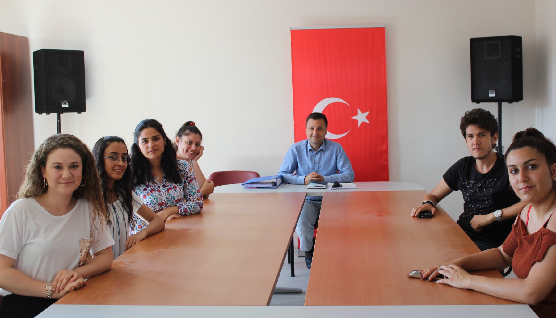 Cumhurbaşkanlığımızın icraat programları içinde yer alan  Sosyal Çalışma Programı (SÇP) kapsamında merkezi kura ile kurumumuza yerleştirmesi yapılan gençlerimiz İl Müdür Yardımcımız Osman Toprakçı ile bir araya gelerek işbaşı yaptılar.