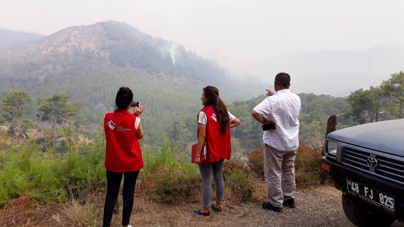 Dalaman İlçemiz ve Göcek Mahallemizde yaşanan orman yangınında Köyceğiz ve Fethiye Sosyal Hizmet Merkezi psiko-sosyal destek birimimiz ilk andan itibaren gerekli müdahaleleri yaptılar.