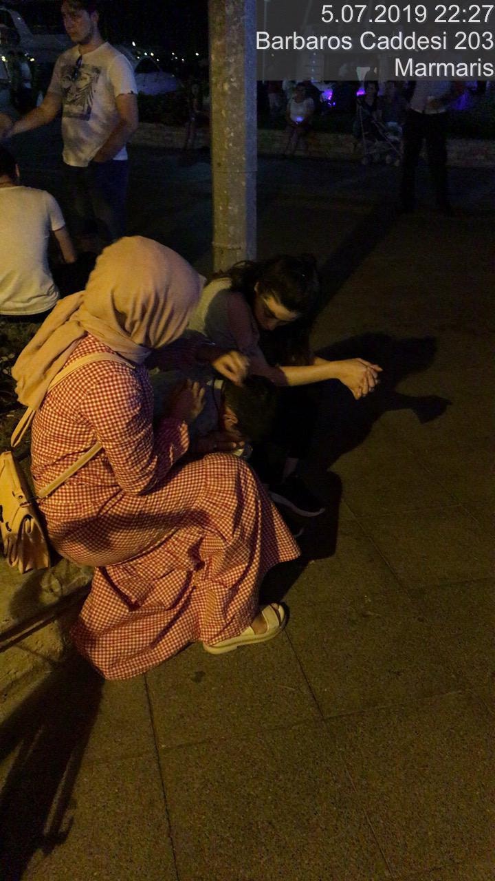 Sosyal Hizmet Merkezlerimize bağlı mobil ekiplerimiz özellikle turizmin yoğun olduğu Marmaris, Bodrum, Fethiye ilçelerimizde sokakta çalıştırılan çocuklar ile ilgili saha çalışmalarına devam ediyor.