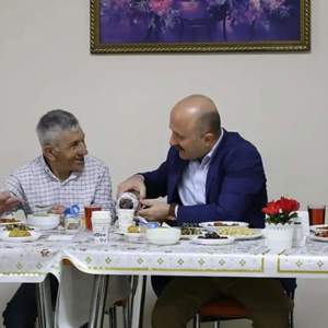 VALİMİZ DR. OSMAN VAROL İFTAR PROGRAMINDA HUZUREVİNDEKİ YAŞLILARLA BİRARAYA GELDİ - fotoğraf 5