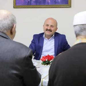 VALİMİZ DR. OSMAN VAROL İFTAR PROGRAMINDA HUZUREVİNDEKİ YAŞLILARLA BİRARAYA GELDİ - fotoğraf 3