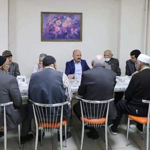 VALİMİZ DR. OSMAN VAROL İFTAR PROGRAMINDA HUZUREVİNDEKİ YAŞLILARLA BİRARAYA GELDİ - fotoğraf 1