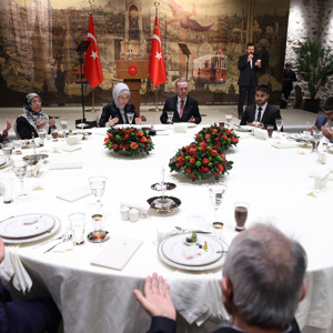 Cumhurbaşkanımız Sn. Recep Tayyip ERDOĞAN ve Eşi Emine ERDOĞAN, Şehit Aileleriyle İftar Yemeğinde Bir Araya Geldi - fotoğraf 1