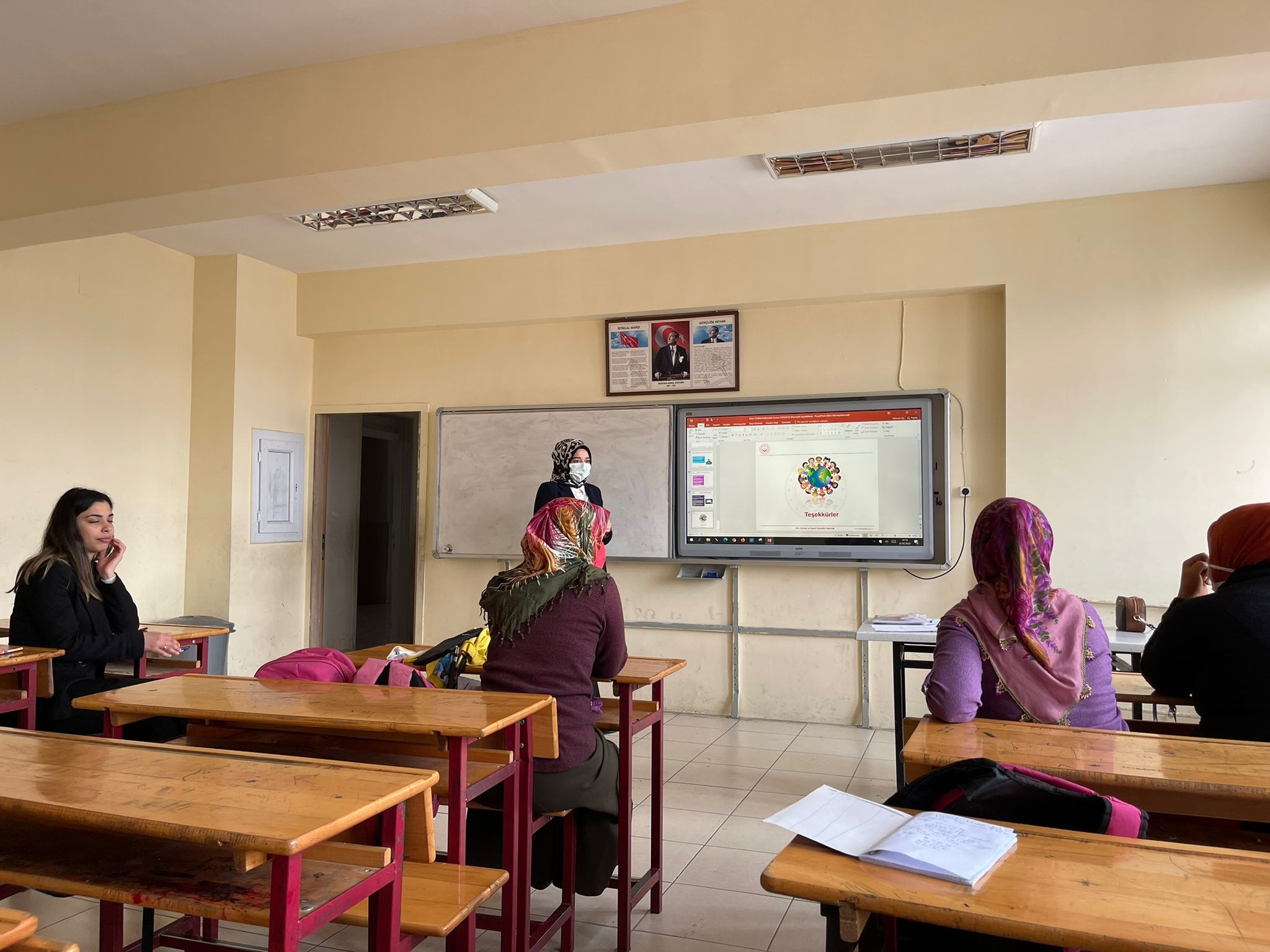 Altınözü Sosyal Hizmet Merkezi tarafından Boynuyoğun Ortaokulu velilerine “Erken Yaşta ve Zorla Evliliklerle Mücadele” konulu seminer verildi.
