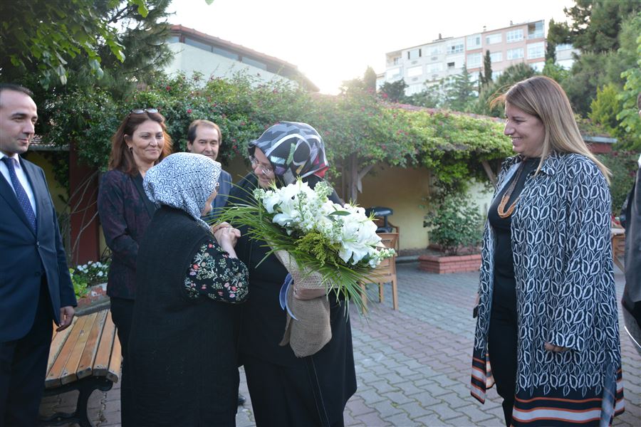 Bakanımız Zehra Zümrüt Selçuk Anneler Gününü İstanbul'da geçirdi
