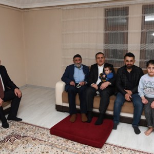 Vali Akbıyık, Şehit Ailesinin Evinde İftarını Açtı - fotoğraf 1