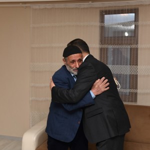 Vali Akbıyık, Şehit Ailesinin Evinde İftarını Açtı - fotoğraf 3