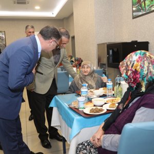 Valimiz Sayın Dr. Ozan BALCI, Huzurevi Sakinlerimizle İftar Yemeğinde Bir Araya Geldi - fotoğraf 2