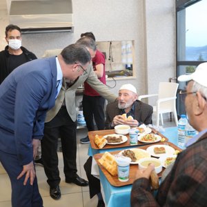 Valimiz Sayın Dr. Ozan BALCI, Huzurevi Sakinlerimizle İftar Yemeğinde Bir Araya Geldi - fotoğraf 3