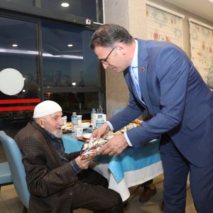 Valimiz Sayın Dr. Ozan BALCI, Huzurevi Sakinlerimizle İftar Yemeğinde Bir Araya Geldi - fotoğraf 5