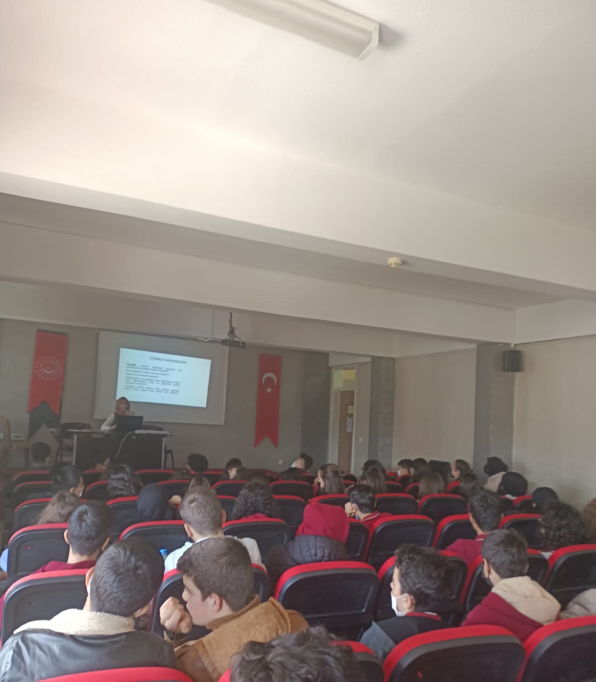 TOKİ Şehit Süleyman Yılmaz Anadolu Lisesi Öğrencilerine “Akran Zorbalığı, Siber Zorbalık ve Bilinçli Medya Kullanımı” konulu seminer verildi.