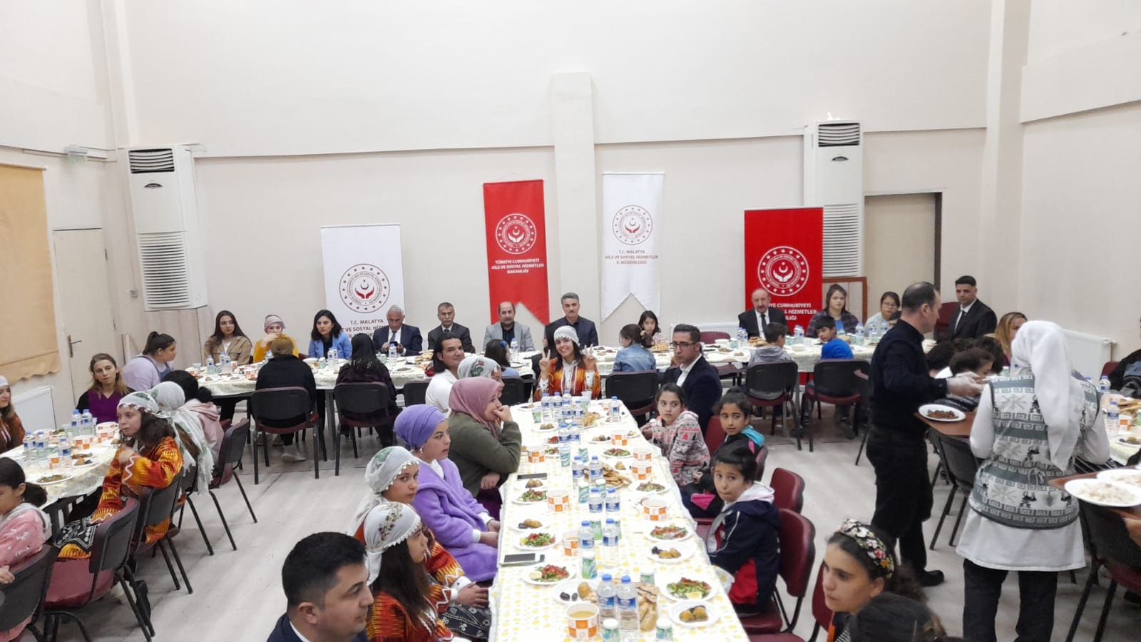 VALİ BARUŞ, ÇOCUKLARLA İFTAR YEMEĞİNDE BİR ARAYA GELDİ