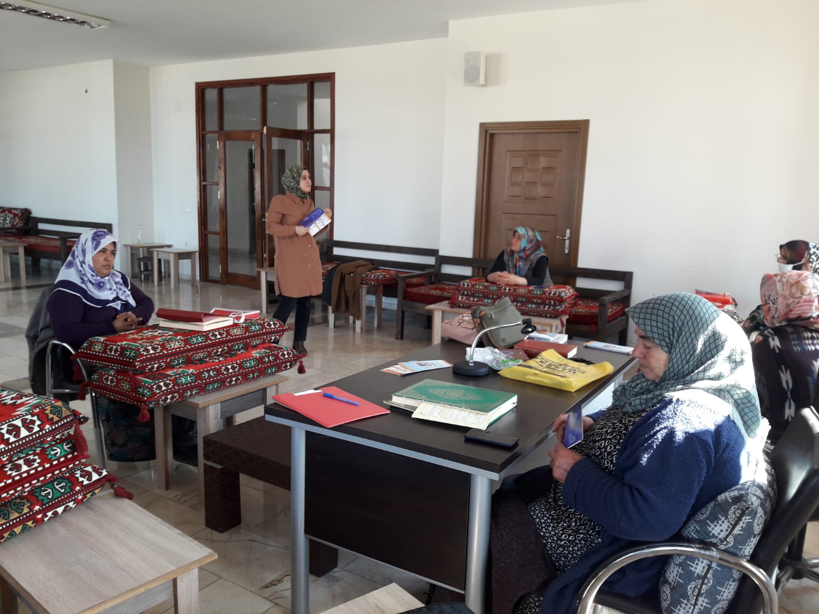 Payas Müftülüğüne Bağlı Yakacık Kadın Kuran Kursu kursiyerlerine “KYŞM- Erken Yaşta ve Zorla Evliliklerle Mücadele” konulu seminer verildi.