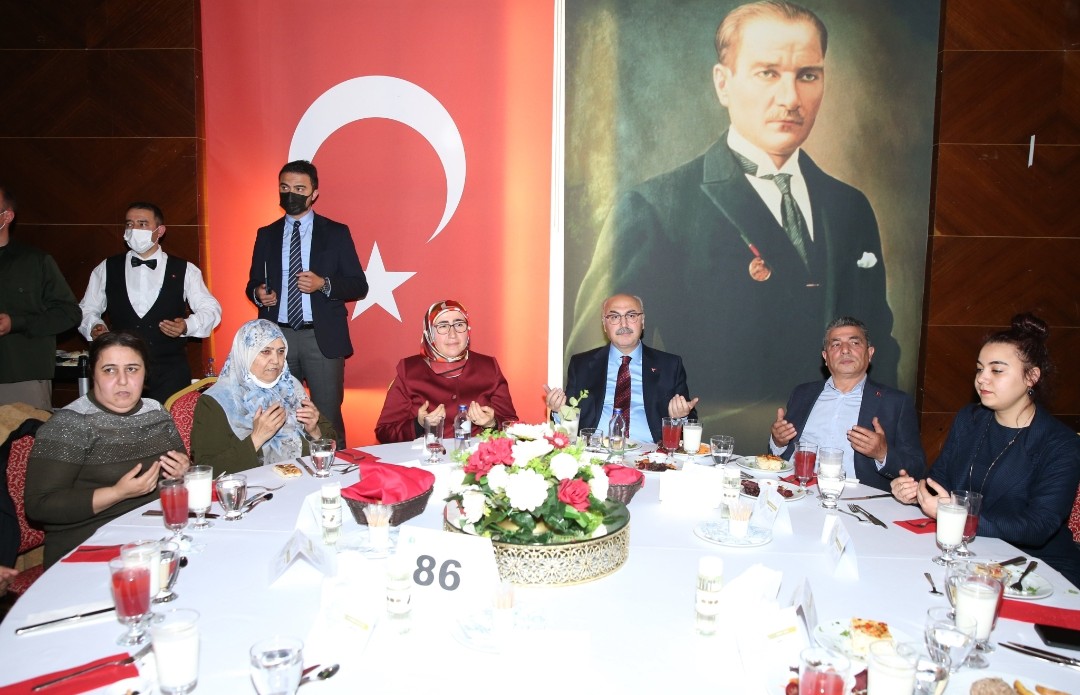 Şehitlerimizin kıymetli yakınları, kahraman gazilerimiz ve aileleri onuruna düzenlenen iftar yemeği 07.04.2022 tarihinde gerçekleştirildi.