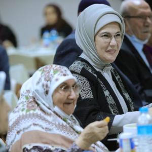 Emine Erdoğan Hanımefendi ve Bakanımız Derya Yanık Huzurevi Sakinleri ile İftar Yaptı - fotoğraf 1