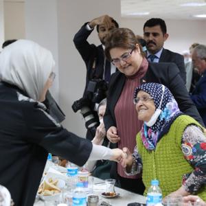 Emine Erdoğan Hanımefendi ve Bakanımız Derya Yanık Huzurevi Sakinleri ile İftar Yaptı - fotoğraf 4
