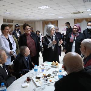 Emine Erdoğan Hanımefendi ve Bakanımız Derya Yanık Huzurevi Sakinleri ile İftar Yaptı - fotoğraf 3