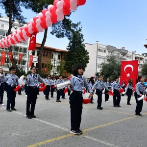 23 Nisan Ulusal Egemenlik Ve Çocuk Bayramı Kutlama Programı Cumhuriyet Meydanında Ve Atatürk İlkokulundaki Etkinliklerle Kutlandı.  - fotoğraf 3