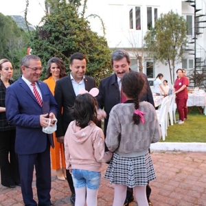 Sayın Valimiz Orhan TAVLI Abide Hasan Nuri Öncüer Huzurevi Yaşlı Bakım ve Rehabilitasyon Merkezinde kalan yaşlılarımız ve çocuklarımızla ile birlikte iftar yaptı. - fotoğraf 2
