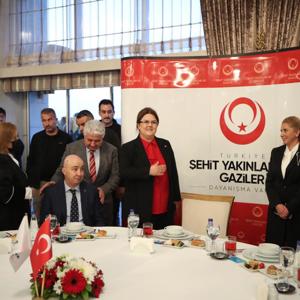 Bakanımız Derya Yanık, Şehit Yakınları ve Gazilerle İftarda Bir Araya Geldi - fotoğraf 1