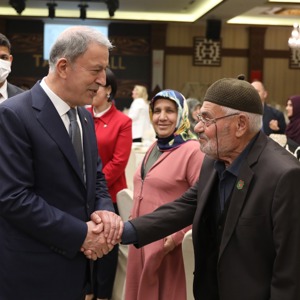 Millî Savunma Bakanı Hulusi Akar, Şehit Aileleri ve Gazilerle İftarda Bir Araya Geldi - fotoğraf 1
