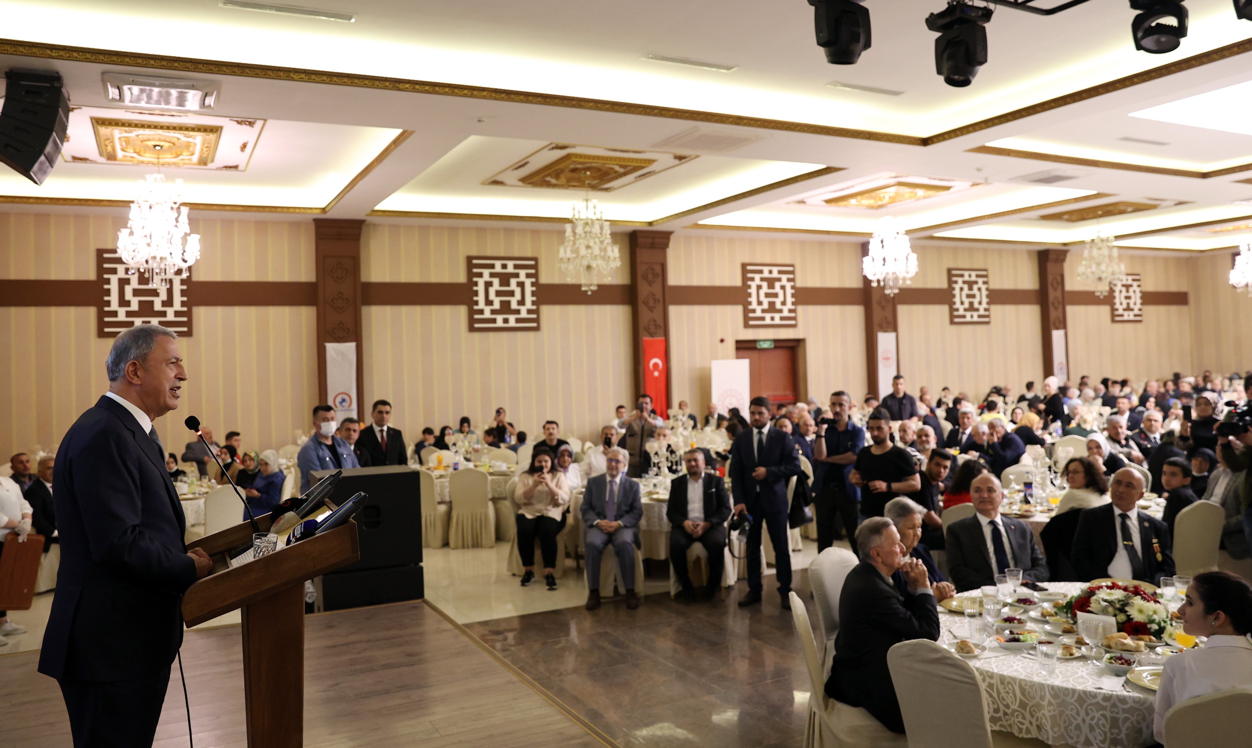 Millî Savunma Bakanı Hulusi Akar, Şehit Aileleri ve Gazilerle İftarda Bir Araya Geldi - fotoğraf 4