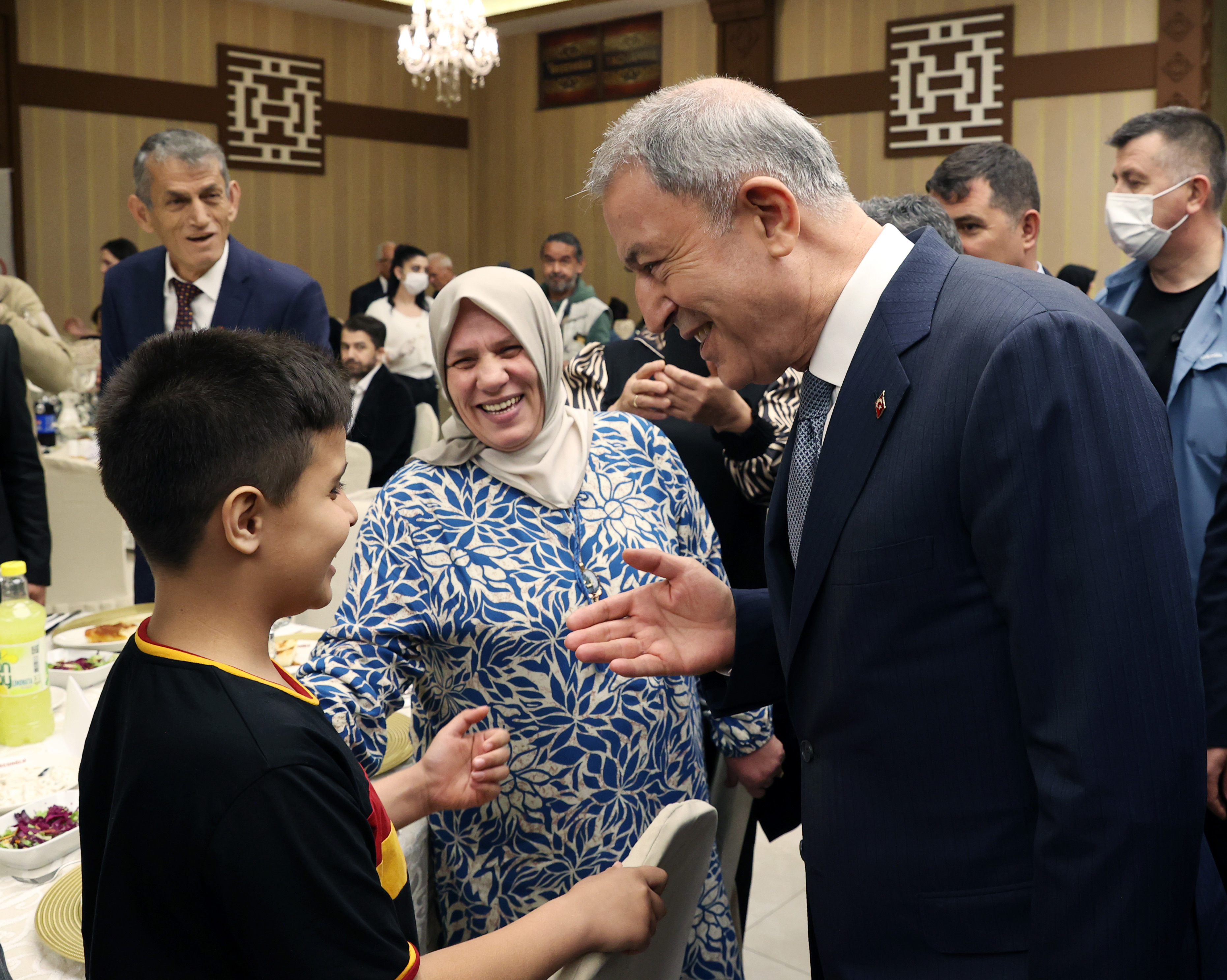 Millî Savunma Bakanı Hulusi Akar, Şehit Aileleri ve Gazilerle İftarda Bir Araya Geldi - fotoğraf 8