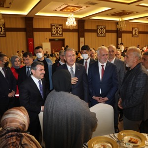 Millî Savunma Bakanı Hulusi Akar, Şehit Aileleri ve Gazilerle İftarda Bir Araya Geldi - fotoğraf 21