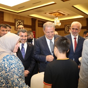 Millî Savunma Bakanı Hulusi Akar, Şehit Aileleri ve Gazilerle İftarda Bir Araya Geldi - fotoğraf 25