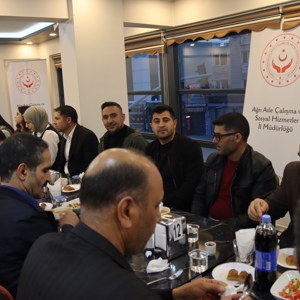 AĞRI AİLE VE SOSYAL HİZMETLER İL MÜDÜRLÜĞÜ VE BAĞLI KURULUŞLARLA İFTAR YEMEĞİ PROGRAMI DÜZENLENDİ - fotoğraf 3