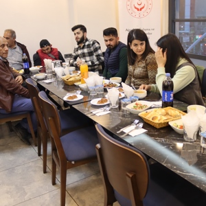 AĞRI AİLE VE SOSYAL HİZMETLER İL MÜDÜRLÜĞÜ VE BAĞLI KURULUŞLARLA İFTAR YEMEĞİ PROGRAMI DÜZENLENDİ - fotoğraf 2